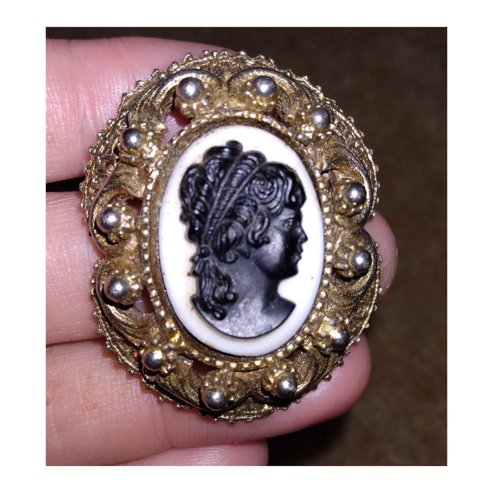 Vintage Black/White Cameo Brooch